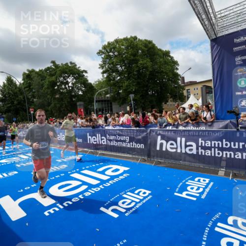 29.06.2025 - hella hamburg halbmarathon Zöllner http://msf.ph/oto/8404524 29.06.2025 10:39:46 Ziel 1358, 4398, 4888, 11284, 13190, 14204, 15094, 15435, 15744, 16580, 16761, 17005, 17425, 17792, 18013 meine-sportfotos.de