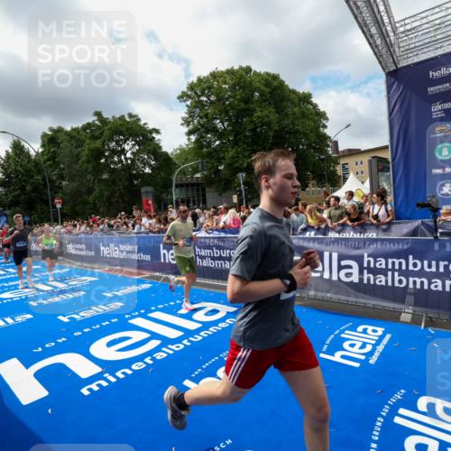 29.06.2025 - hella hamburg halbmarathon Zöllner http://msf.ph/oto/8404529 29.06.2025 10:39:47 Ziel 1358, 1975, 4398, 4888, 13190, 14204, 15435, 15744, 16580, 16761, 17005, 17425, 17792, 18013 meine-sportfotos.de
