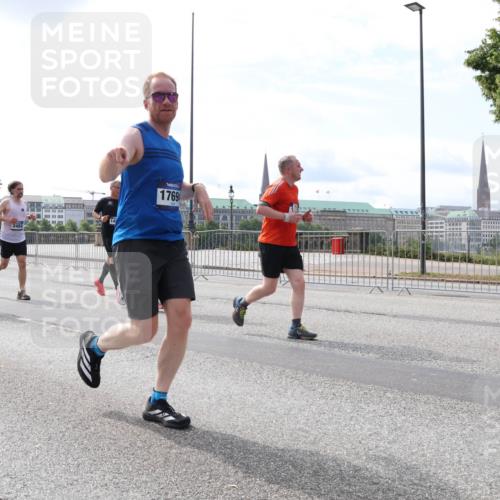 29.06.2025 - hella hamburg halbmarathon Lena Gebhardt http://msf.ph/oto/8404541 29.06.2025 10:16:31 Lombardsbrücke 1769, 1117, 1212, 1240, 1244, 1308, 1599, 1825, 2071, 2165, 2347, 2803, 2835, 2912, 3030, 3088, 3134, 3156, 3176, 3484, 3648, 3687, 4478, 4583, 4637, 4828, 5036, 5037, 5046, 5294, 6024, 6488, 6742, 6941, 7158, 7358, 7753, 8169, 8274, 8295, 8317, 8597, 8619, 8645, 8707, 8847, 8857, 9091, 9208, 9332, 9492, 9601, 9628, 9664, 9676, 9802, 9810, 9881, 10076, 10107, 10139, 10141, 10183, 10232, 10292, 10844, 10990, 11344, 11345 meine-sportfotos.de
