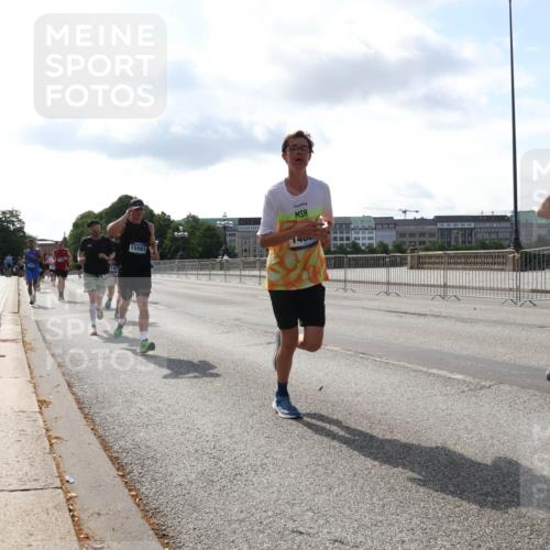 29.06.2025 - hella hamburg halbmarathon Lena Gebhardt http://msf.ph/oto/8404542 29.06.2025 09:49:24 Lombardsbrücke 15561, 1400, 4766, 1571, 1600, 1603, 2044, 2707, 2745, 2750, 2797, 2849, 2980, 3014, 3116, 3136, 4062, 4148, 4766, 5050, 5648, 5889, 6037, 6047, 6095, 6149, 6771, 7035, 7109, 7229, 7310, 7482, 7743, 7981, 8002, 8358, 8465, 9640, 9686, 9914, 10369, 10451, 10877, 10930, 11106, 11177, 11423, 11447, 11952, 12088, 12091, 12098, 12168, 12739, 13064, 13158, 13190, 13755, 13900, 14075, 14311, 14359, 14603, 14629, 14667, 14789, 15094 meine-sportfotos.de