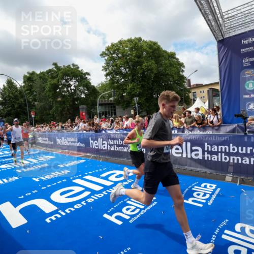 29.06.2025 - hella hamburg halbmarathon Zöllner http://msf.ph/oto/8404549 29.06.2025 10:39:48 Ziel 1358, 1975, 4398, 13190, 14204, 15435, 15744, 16580, 16761, 17005, 17792, 18013 meine-sportfotos.de