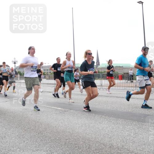 29.06.2025 - hella hamburg halbmarathon Lena Gebhardt http://msf.ph/oto/8404551 29.06.2025 10:50:16 Lombardsbrücke 5076, 7339, 18086, 6830, 13309, 775, 3701, 7721, 7722, 1259, 1487, 1511, 1828, 2047, 2212, 3203, 3680, 3701, 3710, 3805, 3897, 4090, 4168, 4870, 4961, 5119, 5131, 5749, 5751, 5997, 6680, 6830, 7505, 7677, 7721, 7722, 7755, 8065, 8254, 8299, 9015, 9605, 9940, 10060, 10286, 10617, 10683, 10744, 11030, 11426, 11696, 11716, 11760, 12079, 12124, 13127, 13128, 13309, 13381, 13744, 13846, 13887, 14102, 14144, 14505, 14545, 14591, 14692, 14940, 15230, 15626 meine-sportfotos.de