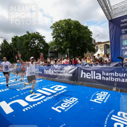 29.06.2025 - hella hamburg halbmarathon Zöllner http://msf.ph/oto/8404583 29.06.2025 10:39:49 Ziel 1975, 2525, 4398, 13190, 14204, 15435, 15744, 16580, 16761, 17005, 17792, 18013 meine-sportfotos.de