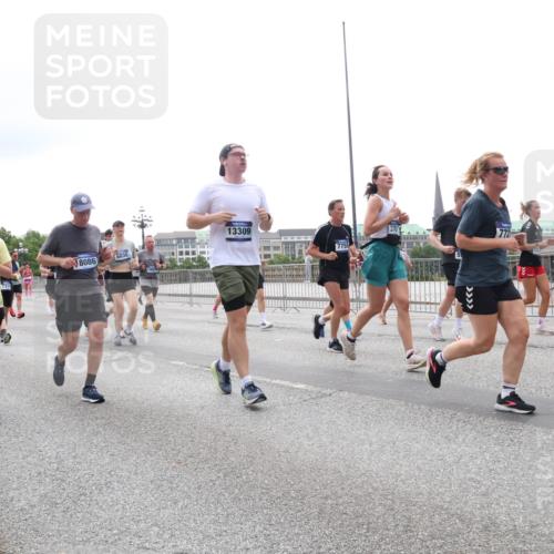 29.06.2025 - hella hamburg halbmarathon Lena Gebhardt http://msf.ph/oto/8404591 29.06.2025 10:50:16 Lombardsbrücke 14692, 17256, 5076, 13309, 8086, 6830, 7755, 772, 1259, 1487, 1511, 1828, 2047, 2212, 3203, 3680, 3701, 3710, 3805, 3897, 4090, 4168, 4870, 4961, 5119, 5131, 5749, 5751, 5997, 6680, 6830, 7505, 7677, 7721, 7722, 7755, 8065, 8254, 8299, 9015, 9605, 9940, 10060, 10286, 10617, 10683, 10744, 11030, 11426, 11696, 11716, 11760, 12079, 12124, 13127, 13128, 13309, 13381, 13744, 13846, 13887, 14102, 14144, 14505, 14545, 14591, 14692, 14940, 15230, 15626 meine-sportfotos.de