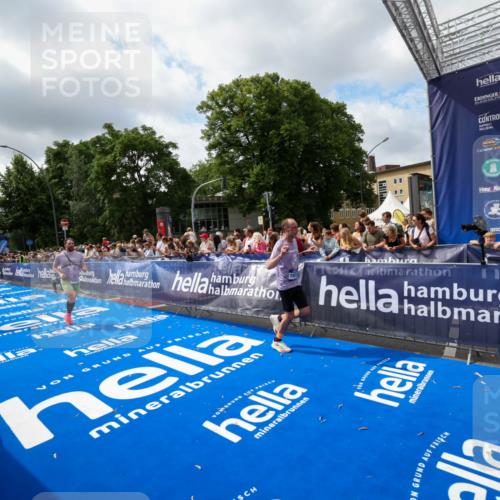 29.06.2025 - hella hamburg halbmarathon Zöllner http://msf.ph/oto/8404677 29.06.2025 10:39:52 Ziel 1975, 2525, 2563, 2573, 4766, 6149, 11714, 13190, 14204, 15744, 15813, 17005, 17792, 18013 meine-sportfotos.de