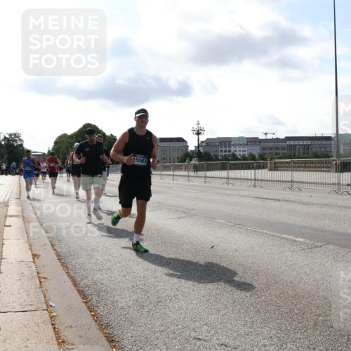 29.06.2025 - hella hamburg halbmarathon Lena Gebhardt http://msf.ph/oto/8404679 29.06.2025 09:49:24 Lombardsbrücke 15561, 1571, 1600, 1603, 2044, 2707, 2745, 2750, 2797, 2849, 2980, 3014, 3116, 3136, 4062, 4148, 4766, 5050, 5648, 5889, 6037, 6047, 6095, 6149, 6771, 7035, 7109, 7229, 7310, 7482, 7743, 7981, 8002, 8358, 8465, 9640, 9686, 9914, 10369, 10451, 10877, 10930, 11106, 11177, 11423, 11447, 11952, 12088, 12091, 12098, 12168, 12739, 13064, 13158, 13190, 13755, 13900, 14075, 14311, 14359, 14603, 14629, 14667, 14789, 15094 meine-sportfotos.de