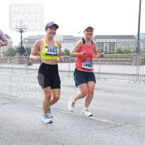29.06.2025 - hella hamburg halbmarathon Lena Gebhardt http://msf.ph/oto/8404694 29.06.2025 10:03:43 Lombardsbrücke 2683, 5464, 18999, 1032, 1114, 1135, 1138, 1161, 1355, 1367, 1450, 1885, 2277, 2594, 2619, 2683, 2759, 4095, 4307, 4511, 5363, 5384, 5396, 5464, 5613, 6391, 6453, 7006, 7277, 7278, 7279, 7290, 7306, 7485, 7935, 8469, 8484, 8727, 9280, 9453, 9899, 10389, 11402, 11556, 11614, 12211, 12212, 12336, 12377, 12653, 12843, 13173, 13732, 13793, 13857, 13976, 15520, 15539, 15643, 15859, 16113, 16371, 16621, 17098, 17226, 17550, 18028 meine-sportfotos.de