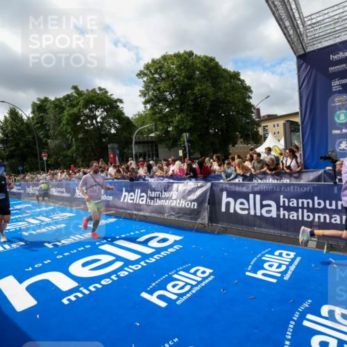 29.06.2025 - hella hamburg halbmarathon Zöllner http://msf.ph/oto/8404702 29.06.2025 10:39:53 Ziel 1603, 1975, 2525, 2563, 2573, 4766, 6149, 11714, 14204, 15744, 15813, 18013 meine-sportfotos.de