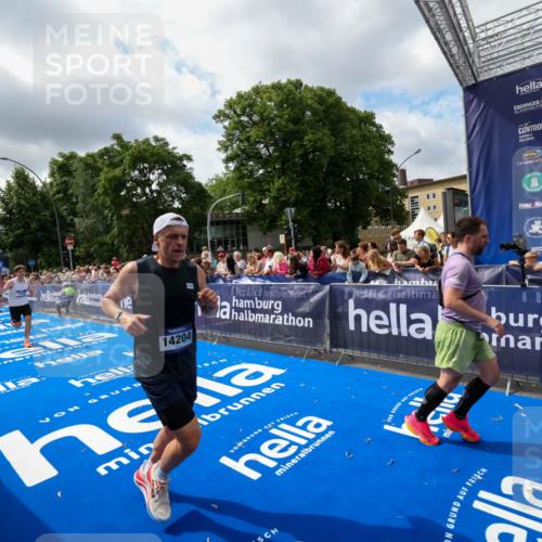 29.06.2025 - hella hamburg halbmarathon Zöllner http://msf.ph/oto/8404727 29.06.2025 10:39:54 Ziel 1603, 1975, 2525, 2563, 2573, 4766, 6149, 7981, 11714, 14204, 15744, 15813 meine-sportfotos.de