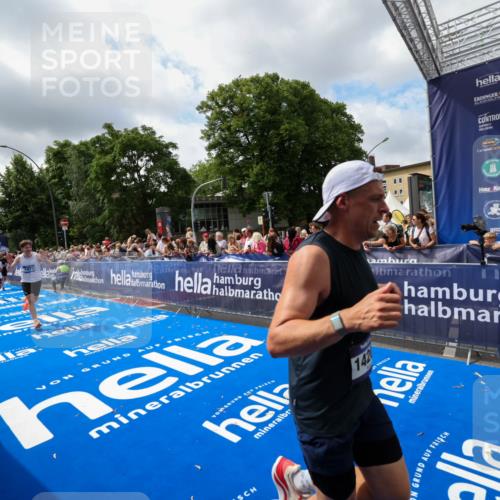 29.06.2025 - hella hamburg halbmarathon Zöllner http://msf.ph/oto/8404748 29.06.2025 10:39:54 Ziel 1603, 1975, 2525, 2563, 2573, 4766, 6149, 7981, 11714, 14204, 15744, 15813 meine-sportfotos.de