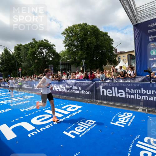 29.06.2025 - hella hamburg halbmarathon Zöllner http://msf.ph/oto/8404782 29.06.2025 10:39:55 Ziel 1603, 1975, 2525, 2563, 2573, 4766, 6149, 7981, 8574, 11714, 15813 meine-sportfotos.de