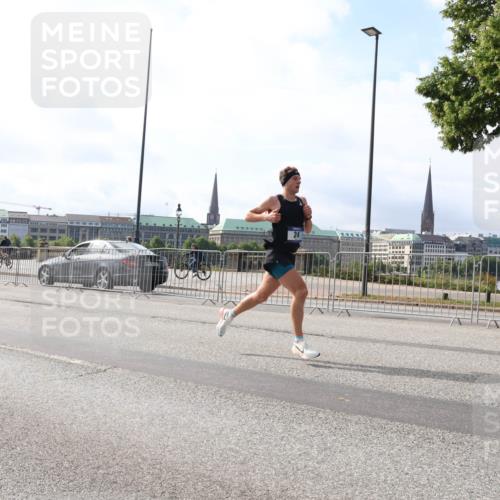 29.06.2025 - hella hamburg halbmarathon Lena Gebhardt http://msf.ph/oto/8404819 29.06.2025 09:33:13 Lombardsbrücke 24 meine-sportfotos.de