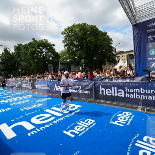 29.06.2025 - hella hamburg halbmarathon Zöllner http://msf.ph/oto/8404836 29.06.2025 10:39:57 Ziel 1603, 2525, 2563, 2573, 3626, 4766, 6149, 7981, 8467, 8574, 11714, 15421, 15813 meine-sportfotos.de