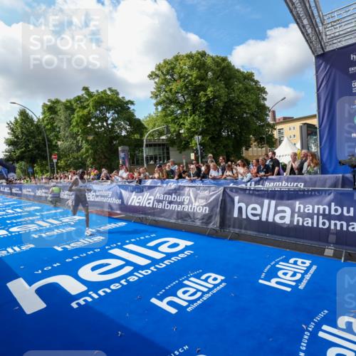 29.06.2025 - hella hamburg halbmarathon Zöllner http://msf.ph/oto/8404847 29.06.2025 10:03:17 Ziel 16 meine-sportfotos.de