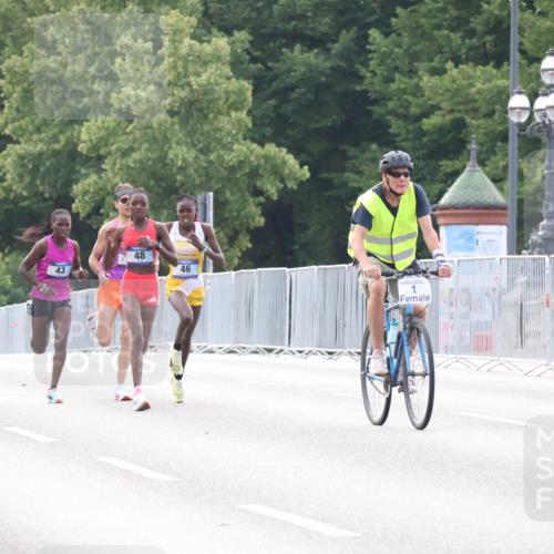 29.06.2025 - hella hamburg halbmarathon Lena Gebhardt http://msf.ph/oto/8404885 29.06.2025 09:34:49 Lombardsbrücke 43, 48, 46, 1 meine-sportfotos.de