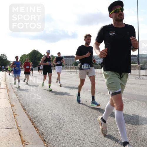 29.06.2025 - hella hamburg halbmarathon Lena Gebhardt http://msf.ph/oto/8404889 29.06.2025 09:49:26 Lombardsbrücke 16816, 2750, 4148, 1445, 1571, 1600, 1603, 2044, 2707, 2745, 2750, 2797, 2849, 2980, 3014, 3116, 3136, 3282, 4148, 4425, 4766, 5050, 5648, 5889, 6037, 6047, 6095, 6149, 6771, 7035, 7109, 7229, 7310, 7743, 7981, 8358, 8370, 8465, 9640, 9686, 9914, 10369, 10451, 10877, 10930, 11106, 11177, 11423, 11447, 11952, 12088, 12091, 12098, 12168, 12739, 13064, 13158, 13190, 13755, 13900, 14075, 14311, 14359, 14603, 14629, 14667, 14789, 15094 meine-sportfotos.de