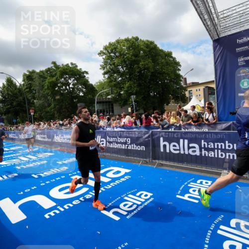 29.06.2025 - hella hamburg halbmarathon Zöllner http://msf.ph/oto/8404913 29.06.2025 10:40:02 Ziel 1603, 3626, 5050, 5375, 6080, 7981, 8467, 8574, 12091, 15421, 17973 meine-sportfotos.de