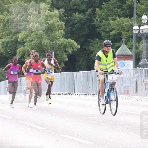 29.06.2025 - hella hamburg halbmarathon Lena Gebhardt http://msf.ph/oto/8404919 29.06.2025 09:34:49 Lombardsbrücke 48, 43, 46 meine-sportfotos.de
