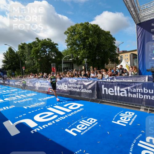 29.06.2025 - hella hamburg halbmarathon Zöllner http://msf.ph/oto/8404922 29.06.2025 10:03:49 Ziel 6 meine-sportfotos.de