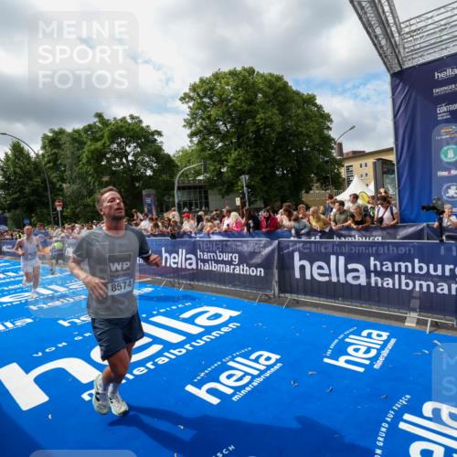 29.06.2025 - hella hamburg halbmarathon Zöllner http://msf.ph/oto/8404924 29.06.2025 10:40:03 Ziel 2826, 3626, 5050, 5375, 6080, 7981, 8467, 8574, 12091, 13514, 15421, 17973 meine-sportfotos.de