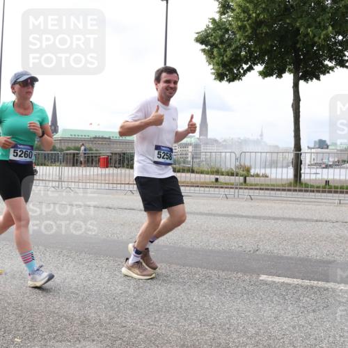 29.06.2025 - hella hamburg halbmarathon Lena Gebhardt http://msf.ph/oto/8404925 29.06.2025 10:24:13 Lombardsbrücke 5260, 5258, 1005, 1009, 1064, 1389, 1444, 1545, 2132, 2477, 2489, 3013, 3185, 3285, 3579, 3786, 4122, 4162, 4464, 4597, 4684, 4719, 4990, 4993, 5039, 5055, 5258, 5260, 5358, 5661, 5954, 6478, 6524, 6526, 7013, 7426, 7528, 7920, 7975, 8141, 8149, 8167, 8187, 8297, 8502, 8676, 8717, 9063, 9217, 9603, 11044, 11306, 11347, 11415, 11454, 12210, 13149, 13380, 13573, 13711, 14143, 15739, 15853 meine-sportfotos.de