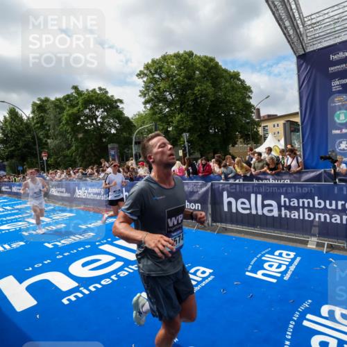 29.06.2025 - hella hamburg halbmarathon Zöllner http://msf.ph/oto/8404930 29.06.2025 10:40:03 Ziel 2826, 3626, 5050, 5375, 6080, 7981, 8467, 8574, 12091, 13514, 15421, 17973 meine-sportfotos.de