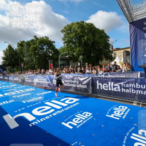 29.06.2025 - hella hamburg halbmarathon Zöllner http://msf.ph/oto/8404933 29.06.2025 10:03:49 Ziel 6 meine-sportfotos.de
