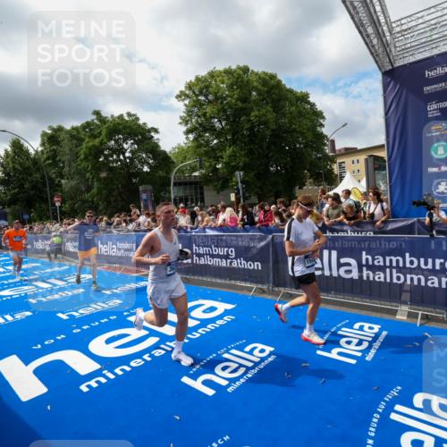 29.06.2025 - hella hamburg halbmarathon Zöllner http://msf.ph/oto/8404950 29.06.2025 10:40:04 Ziel 2826, 3626, 5050, 5375, 6080, 8467, 8574, 12091, 13514, 15421, 17973 meine-sportfotos.de
