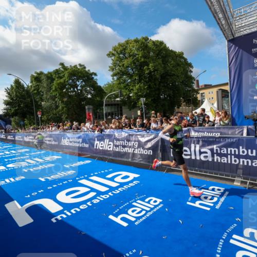 29.06.2025 - hella hamburg halbmarathon Zöllner http://msf.ph/oto/8404960 29.06.2025 10:03:50 Ziel 6 meine-sportfotos.de