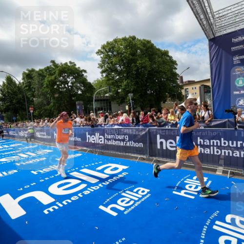 29.06.2025 - hella hamburg halbmarathon Zöllner http://msf.ph/oto/8404968 29.06.2025 10:40:06 Ziel 2826, 5050, 5375, 6080, 8467, 8933, 12091, 13514, 15424, 17973 meine-sportfotos.de