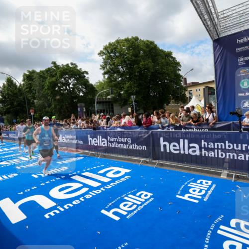 29.06.2025 - hella hamburg halbmarathon Zöllner http://msf.ph/oto/8404975 29.06.2025 10:40:08 Ziel 2826, 5007, 5050, 5508, 6080, 8933, 12091, 13514, 15424, 17973 meine-sportfotos.de