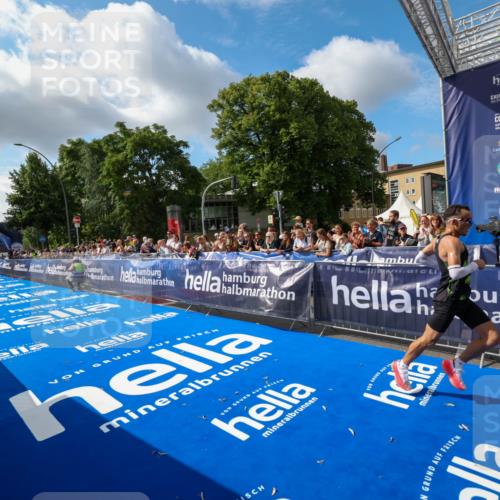 29.06.2025 - hella hamburg halbmarathon Zöllner http://msf.ph/oto/8404977 29.06.2025 10:03:50 Ziel 6 meine-sportfotos.de