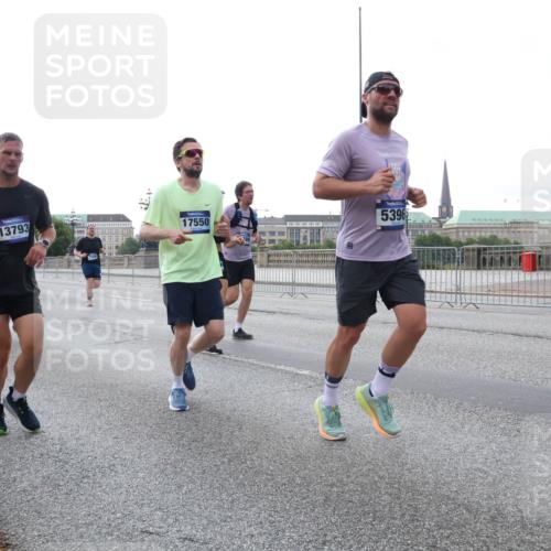 29.06.2025 - hella hamburg halbmarathon Lena Gebhardt http://msf.ph/oto/8404988 29.06.2025 10:03:45 Lombardsbrücke 13793, 17550, 5396, 1032, 1114, 1161, 1355, 1367, 1885, 2277, 2594, 2619, 2683, 2759, 4095, 4307, 4488, 4511, 5363, 5384, 5396, 5464, 5613, 6391, 6453, 7006, 7277, 7278, 7279, 7290, 7306, 7485, 7935, 8469, 8484, 8727, 9280, 9453, 9899, 10389, 11402, 11556, 11614, 12211, 12212, 12336, 12377, 12653, 12843, 13173, 13793, 13976, 15520, 15539, 15643, 15859, 16113, 16371, 16621, 17098, 17226, 17550, 18028 meine-sportfotos.de