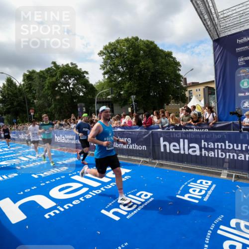 29.06.2025 - hella hamburg halbmarathon Zöllner http://msf.ph/oto/8404992 29.06.2025 10:40:09 Ziel 2826, 5007, 5050, 5508, 5916, 6080, 7495, 8933, 12091, 13514, 15424, 17973 meine-sportfotos.de