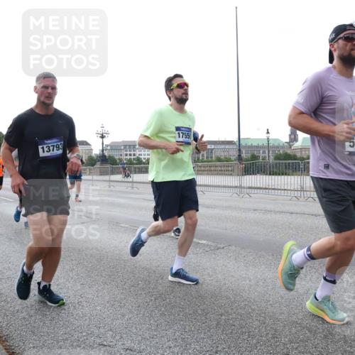 29.06.2025 - hella hamburg halbmarathon Lena Gebhardt http://msf.ph/oto/8405022 29.06.2025 10:03:45 Lombardsbrücke 13793, 17550, 5396, 1032, 1114, 1161, 1355, 1367, 1885, 2277, 2594, 2619, 2683, 2759, 4095, 4307, 4488, 4511, 5363, 5384, 5396, 5464, 5613, 6391, 6453, 7006, 7277, 7278, 7279, 7290, 7306, 7485, 7935, 8469, 8484, 8727, 9280, 9453, 9899, 10389, 11402, 11556, 11614, 12211, 12212, 12336, 12377, 12653, 12843, 13173, 13793, 13976, 15520, 15539, 15643, 15859, 16113, 16371, 16621, 17098, 17226, 17550, 18028 meine-sportfotos.de