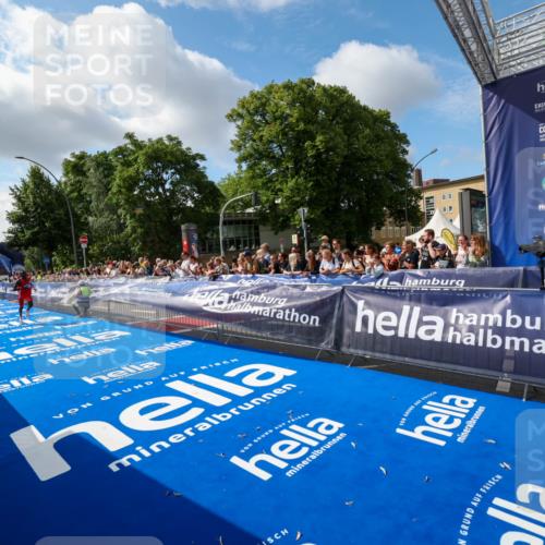 29.06.2025 - hella hamburg halbmarathon Zöllner http://msf.ph/oto/8405036 29.06.2025 10:03:57 Ziel 13 meine-sportfotos.de
