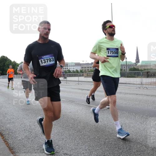 29.06.2025 - hella hamburg halbmarathon Lena Gebhardt http://msf.ph/oto/8405058 29.06.2025 10:03:45 Lombardsbrücke 13793, 17550, 1032, 1114, 1161, 1355, 1367, 1885, 2277, 2594, 2619, 2683, 2759, 4095, 4307, 4488, 4511, 5363, 5384, 5396, 5464, 5613, 6391, 6453, 7006, 7277, 7278, 7279, 7290, 7306, 7485, 7935, 8469, 8484, 8727, 9280, 9453, 9899, 10389, 11402, 11556, 11614, 12211, 12212, 12336, 12377, 12653, 12843, 13173, 13793, 13976, 15520, 15539, 15643, 15859, 16113, 16371, 16621, 17098, 17226, 17550, 18028 meine-sportfotos.de