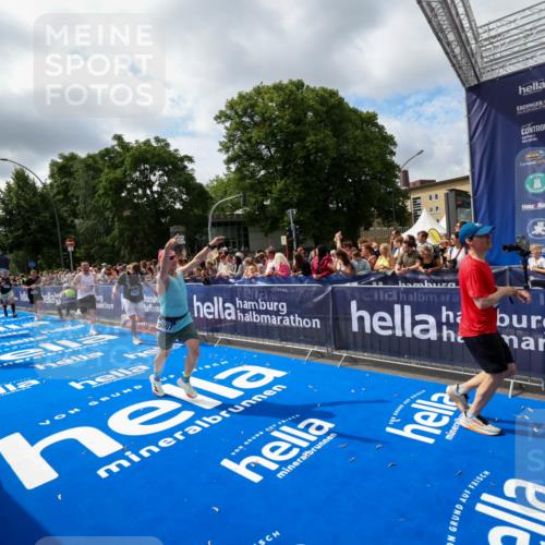 29.06.2025 - hella hamburg halbmarathon Zöllner http://msf.ph/oto/8405092 29.06.2025 10:40:16 Ziel 3547, 4381, 5007, 5409, 5410, 5508, 5803, 5916, 7495, 8465, 10968, 11731, 12704, 13667, 14699, 18614, 18979 meine-sportfotos.de