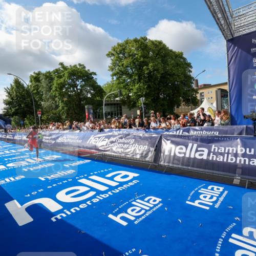 29.06.2025 - hella hamburg halbmarathon Zöllner http://msf.ph/oto/8405094 29.06.2025 10:03:58 Ziel 13 meine-sportfotos.de