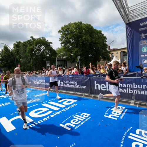 29.06.2025 - hella hamburg halbmarathon Zöllner http://msf.ph/oto/8405115 29.06.2025 10:40:17 Ziel 3547, 4381, 5007, 5409, 5410, 5508, 5803, 5916, 7495, 8465, 10968, 11731, 12704, 13667, 14699, 18614, 18979 meine-sportfotos.de