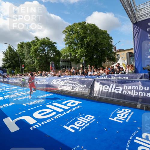 29.06.2025 - hella hamburg halbmarathon Zöllner http://msf.ph/oto/8405128 29.06.2025 10:03:58 Ziel 13 meine-sportfotos.de