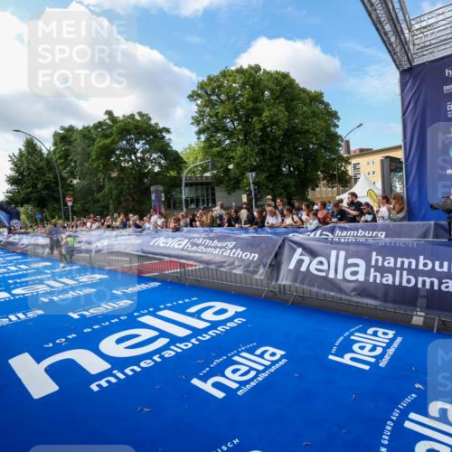 29.06.2025 - hella hamburg halbmarathon Zöllner http://msf.ph/oto/8405144 29.06.2025 10:04:11 Ziel 15 meine-sportfotos.de
