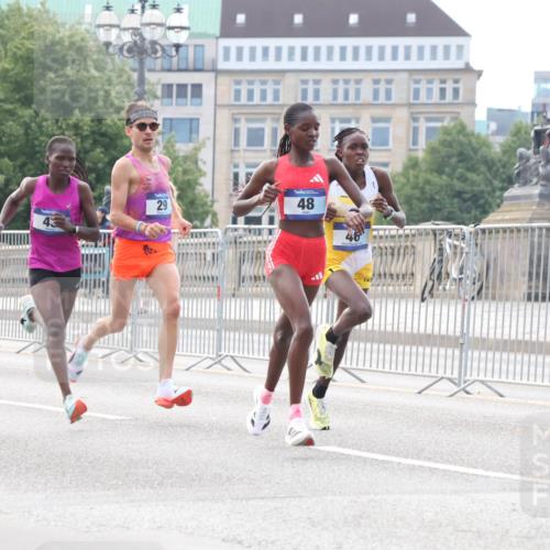 29.06.2025 - hella hamburg halbmarathon Lena Gebhardt http://msf.ph/oto/8405145 29.06.2025 09:34:53 Lombardsbrücke 29, 48, 29, 43, 46, 48 meine-sportfotos.de