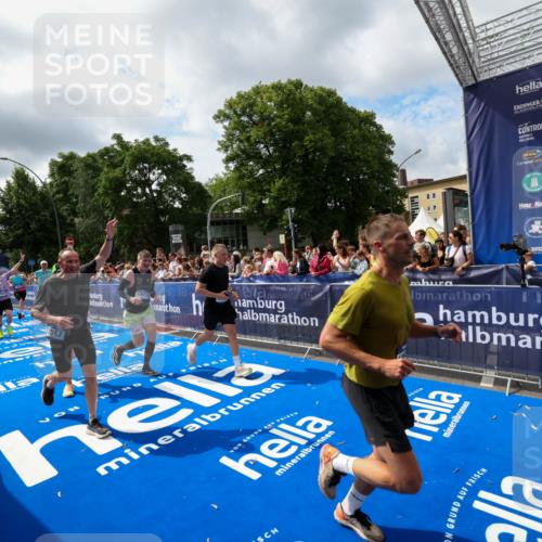 29.06.2025 - hella hamburg halbmarathon Zöllner http://msf.ph/oto/8405147 29.06.2025 10:40:19 Ziel 3547, 4381, 5409, 5410, 5803, 8465, 10968, 11731, 12704, 13667, 14699, 18614, 18979 meine-sportfotos.de