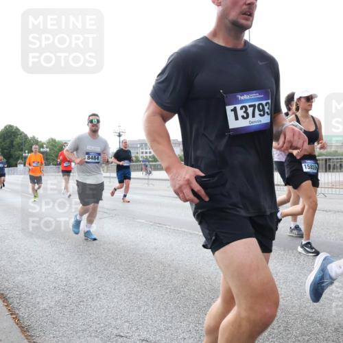 29.06.2025 - hella hamburg halbmarathon Lena Gebhardt http://msf.ph/oto/8405154 29.06.2025 10:03:46 Lombardsbrücke 8484, 13793, 15859, 17, 1032, 1114, 1161, 1355, 1367, 1885, 2277, 2619, 2683, 2759, 3488, 4095, 4307, 4488, 4511, 5363, 5384, 5396, 5464, 5613, 6391, 6453, 7006, 7277, 7278, 7279, 7306, 7485, 8421, 8422, 8423, 8469, 8484, 8727, 9280, 9453, 9899, 10389, 11402, 11556, 11614, 12211, 12212, 12336, 12377, 12653, 12843, 13173, 13583, 13793, 13976, 15520, 15539, 15643, 15859, 16113, 16371, 16621, 17098, 17226, 17550, 18028 meine-sportfotos.de