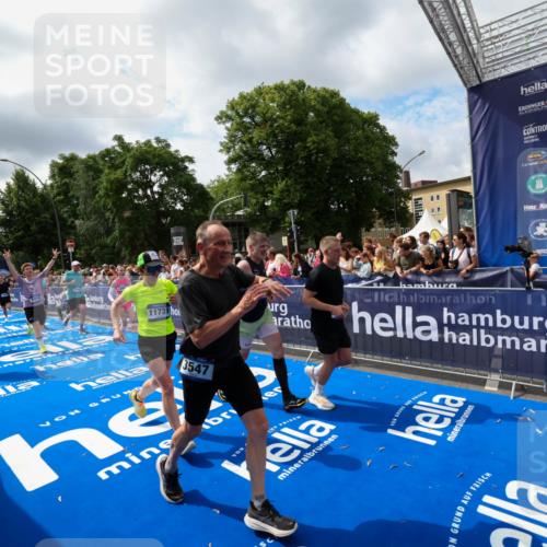 29.06.2025 - hella hamburg halbmarathon Zöllner http://msf.ph/oto/8405167 29.06.2025 10:40:19 Ziel 3547, 4381, 5409, 5410, 5803, 8465, 10968, 11731, 12704, 13667, 14699, 18614, 18979 meine-sportfotos.de