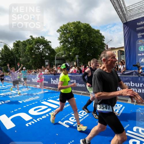 29.06.2025 - hella hamburg halbmarathon Zöllner http://msf.ph/oto/8405177 29.06.2025 10:40:20 Ziel 3547, 5409, 5410, 5803, 8465, 10968, 11731, 12704, 13667, 14699, 18614, 18979 meine-sportfotos.de