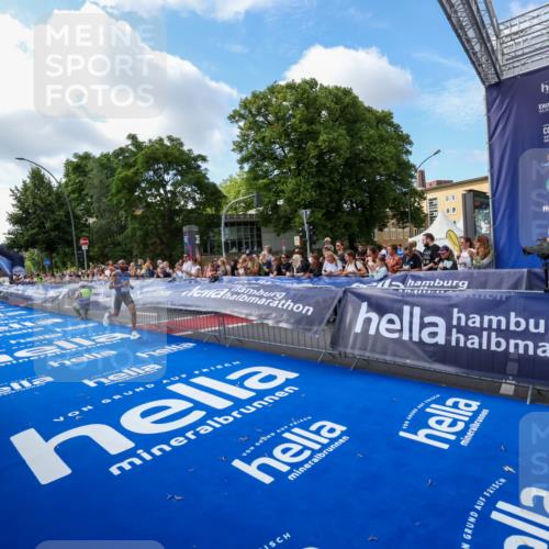 29.06.2025 - hella hamburg halbmarathon Zöllner http://msf.ph/oto/8405180 29.06.2025 10:04:11 Ziel 15 meine-sportfotos.de