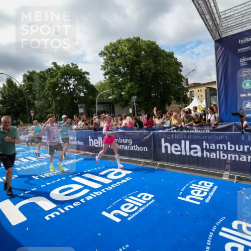 29.06.2025 - hella hamburg halbmarathon Zöllner http://msf.ph/oto/8405189 29.06.2025 10:40:20 Ziel 3547, 5409, 5410, 5803, 8465, 10968, 11731, 12704, 13667, 14699, 18614, 18979 meine-sportfotos.de