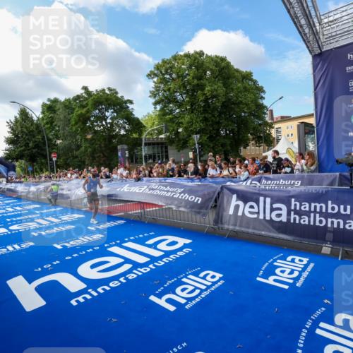 29.06.2025 - hella hamburg halbmarathon Zöllner http://msf.ph/oto/8405196 29.06.2025 10:04:11 Ziel 15 meine-sportfotos.de